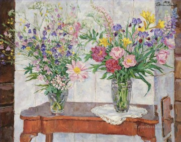 Flores Painting - DOS RAMOS DE FLORES MULTICOLORAS JUNTO A UNA ESTUFA Petr Petrovich Konchalovsky moderno